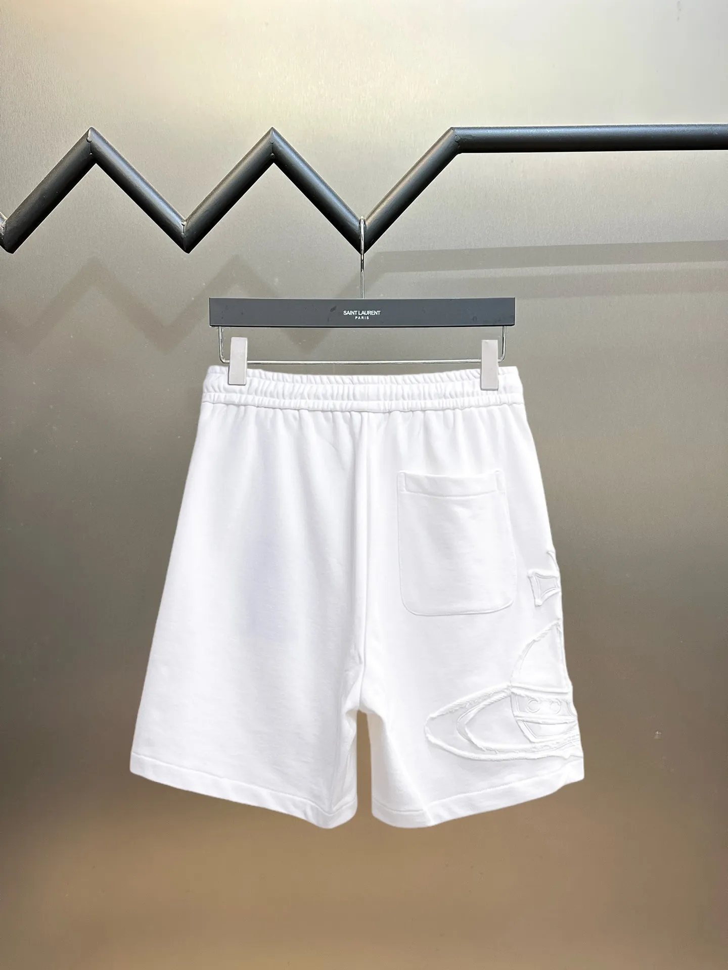 The Queen Mother's three-standard complete 2026 summer New Arrival men's casual shorts, advanced custom-made fabric Breathable fabric, Breathable elasticity and comfort, impeccable details, top-grade accessories, original logo design concept, delicate and soft feel! The upper body fit is awesome! Size: M-XXXL Please state your height and weight when ordering